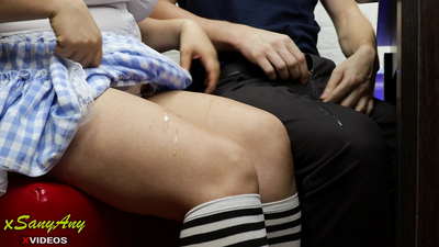 ወጣት የትምህርት ቤት ልጃገረድ የቤት ስራ ላይ ወደ ክፍል ጓደኛው እየሮጠች ነው-xsany Any